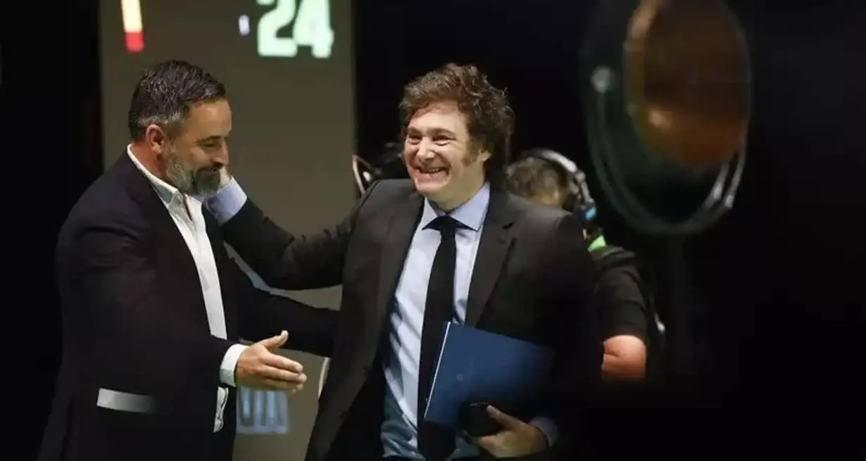 Congreso de la ultraderecha "Europa Viva 24", realizado en Madrid, España. Javier Milei se saluda efusivamente con Santiago Abascal, líder del partido Vox.