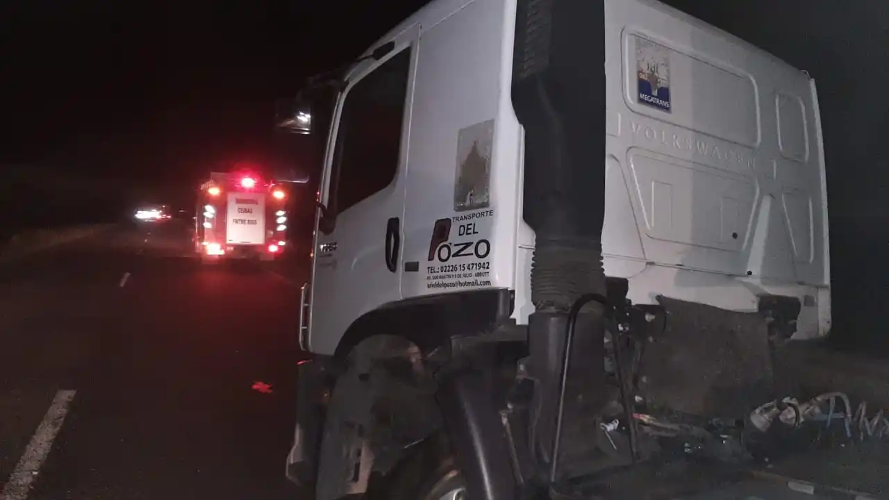 Un camión se chocó la cabecera de uno de los puentes de Ruta Nº 12