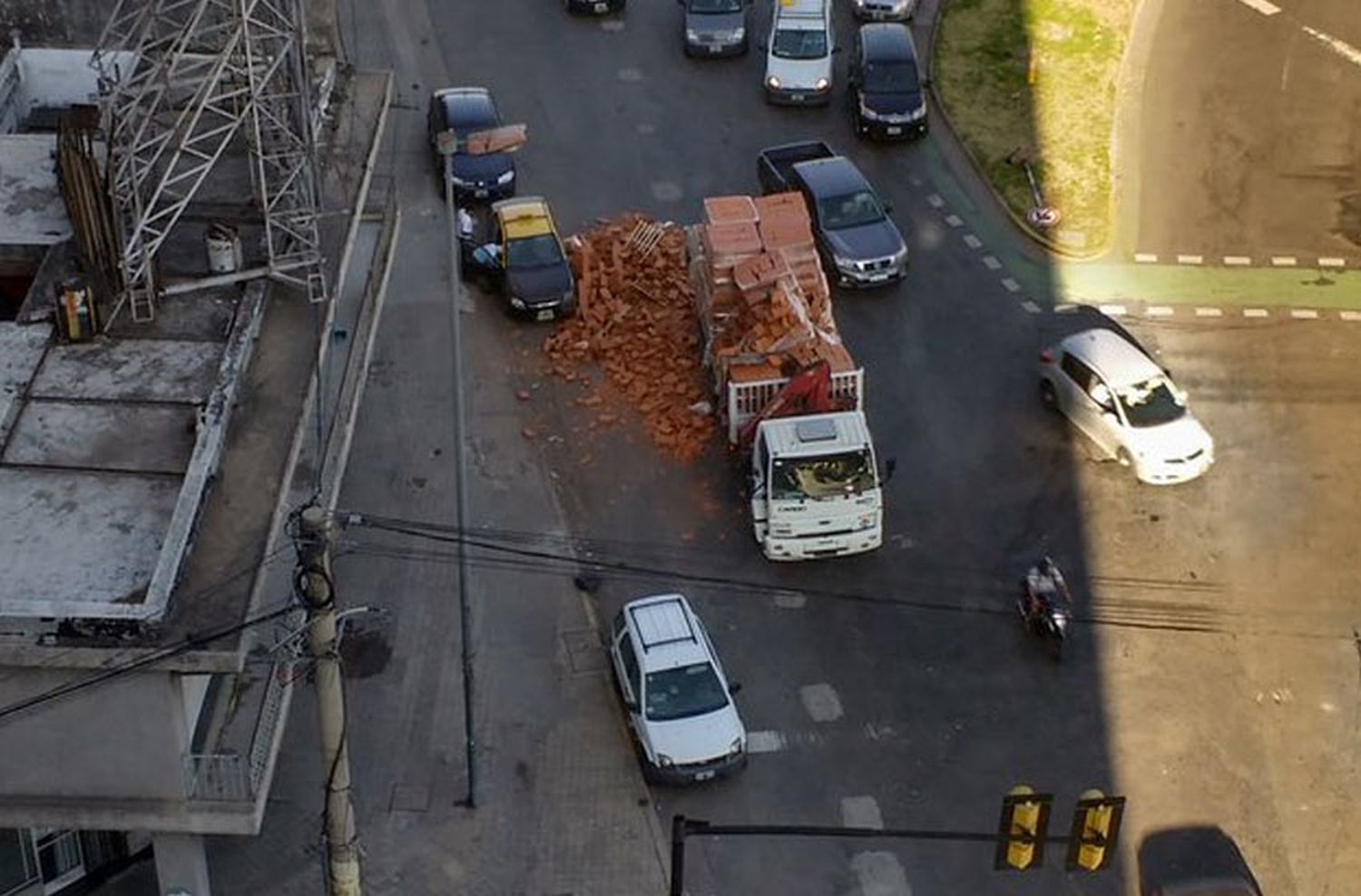 Un camión que transportaba ladrillos perdió parte de su carga