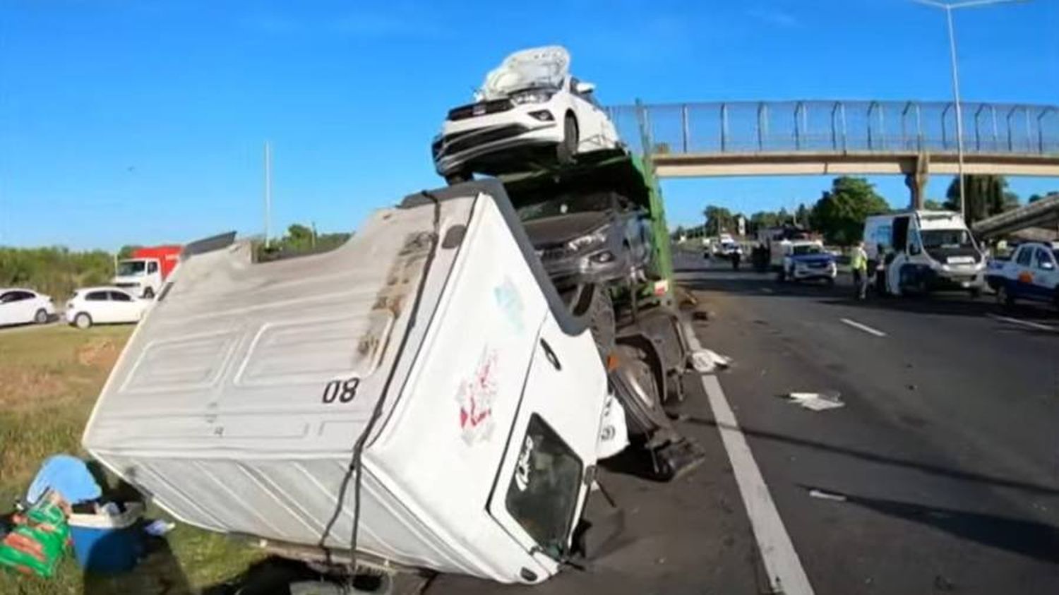 Dos personas murieron en un triple choque en la autopista Panamericana