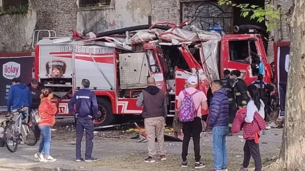 Un camión de bomberos chocó contra la ex cárcel de Caseros tras impactar con un colectivo