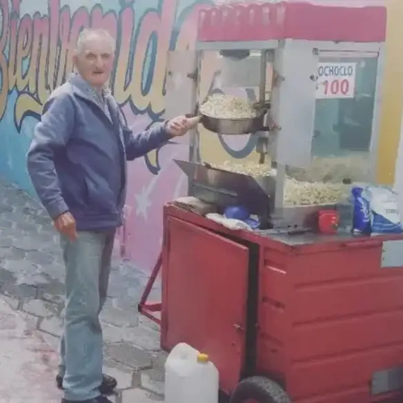 Amílcar Marino, de pochoclos "El Tino", tendrá una baldosa recordatoria en 9 de Julio y San Martín.