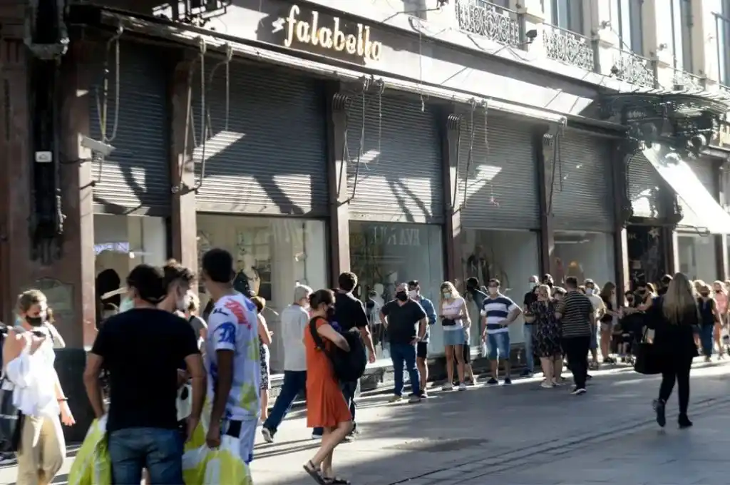 Intiman a Falabella por largas colas sobre la peatonal rosarina
