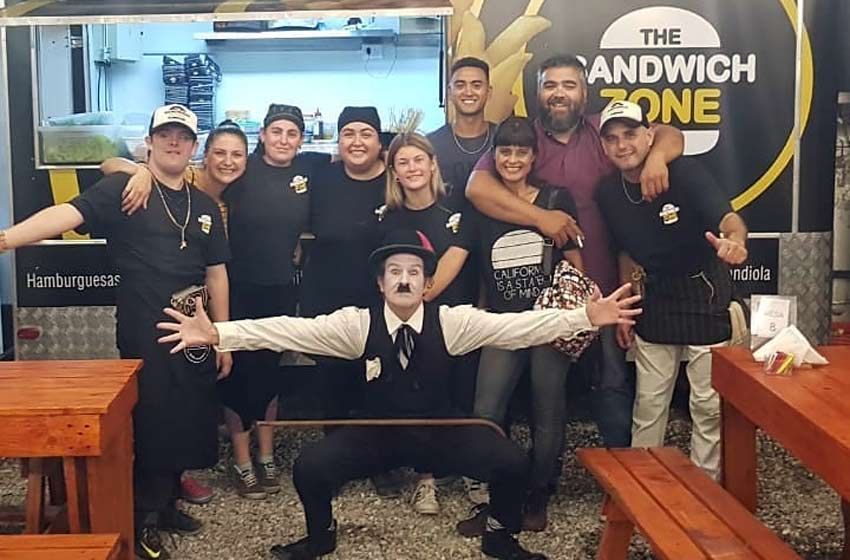 Repudio a la queja de una mujer atendida por un mozo con síndrome de down. “Le sacó el puesto a alguien normal”, expresó