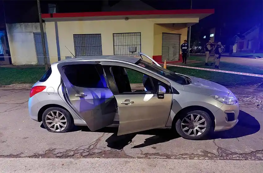 Asesinan a un joven de 19 años que se encontraba en un auto
