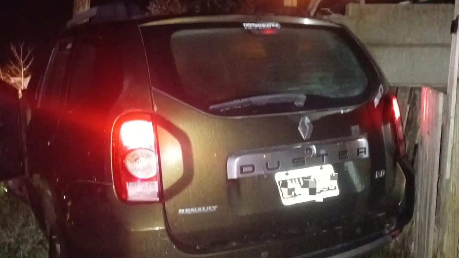 Intentaron robar un auto y chocaron contra un poste de luz luego de una pesecución