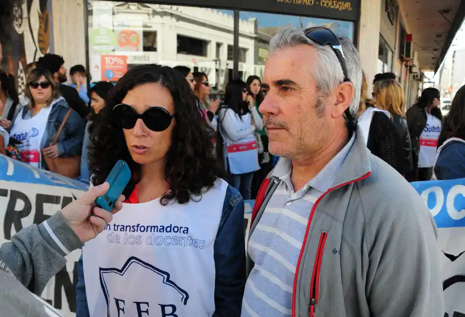 Cerca de 300 docentes no cobraron en abril y los gremios reclaman soluciones