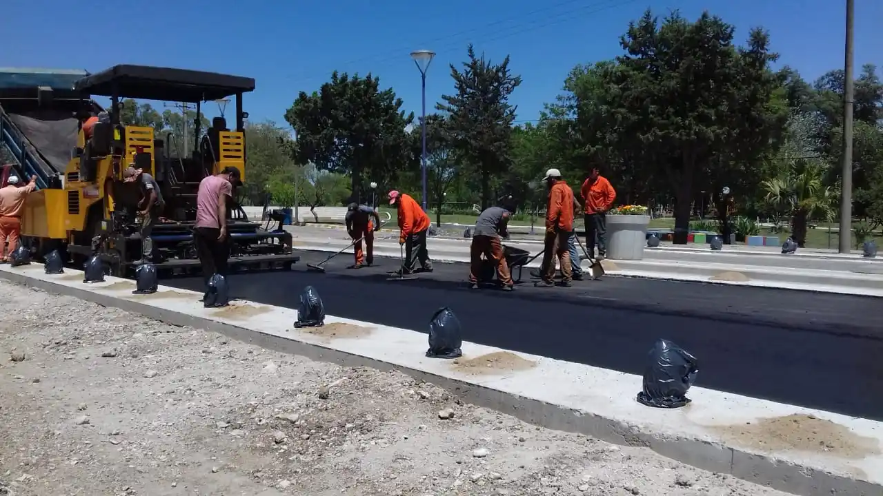 Asfaltan el acceso Presidente Alfonsín