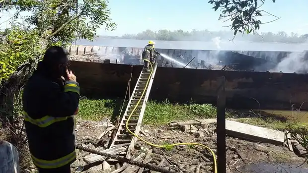 Islas del Ibicuy: Estaban desmantelando un buque y se incendió  