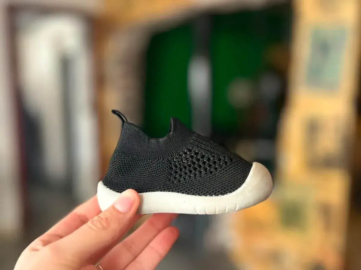 Encontraron zapatilla de bebé en la calle