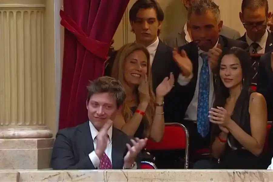 Quién es la mujer que estaba junto a Santiago Caputo durante el discurso de Javier Milei en el Congreso