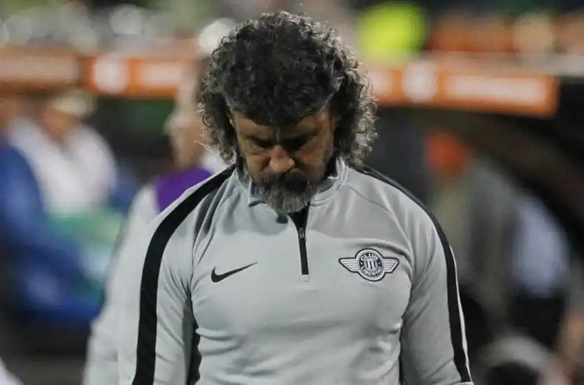 Sorpresivamente despidieron al DT de Libertad, rival de Central en la Libertadores