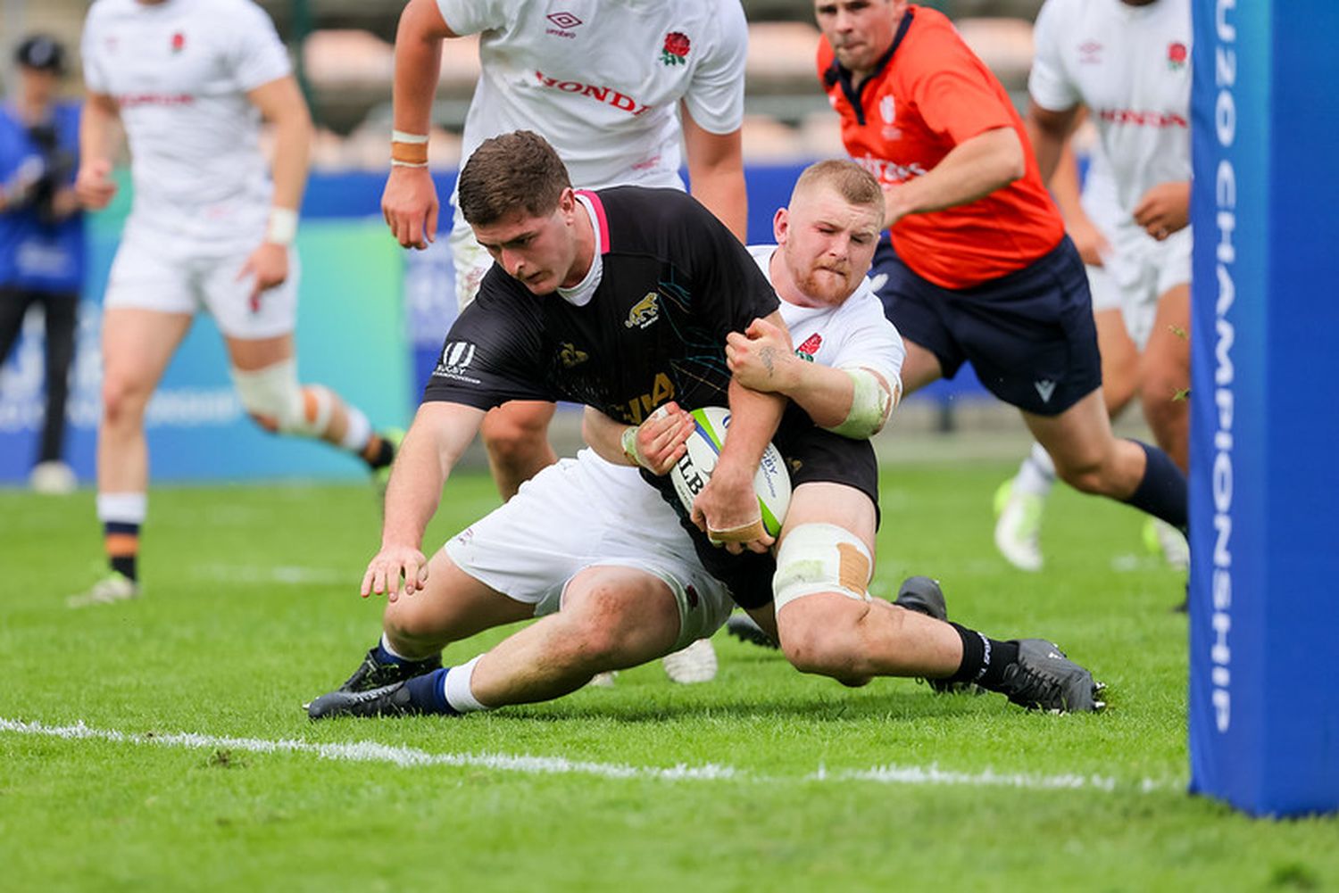 El azuleño Penoucos apoya uno de los tries de Argentina.