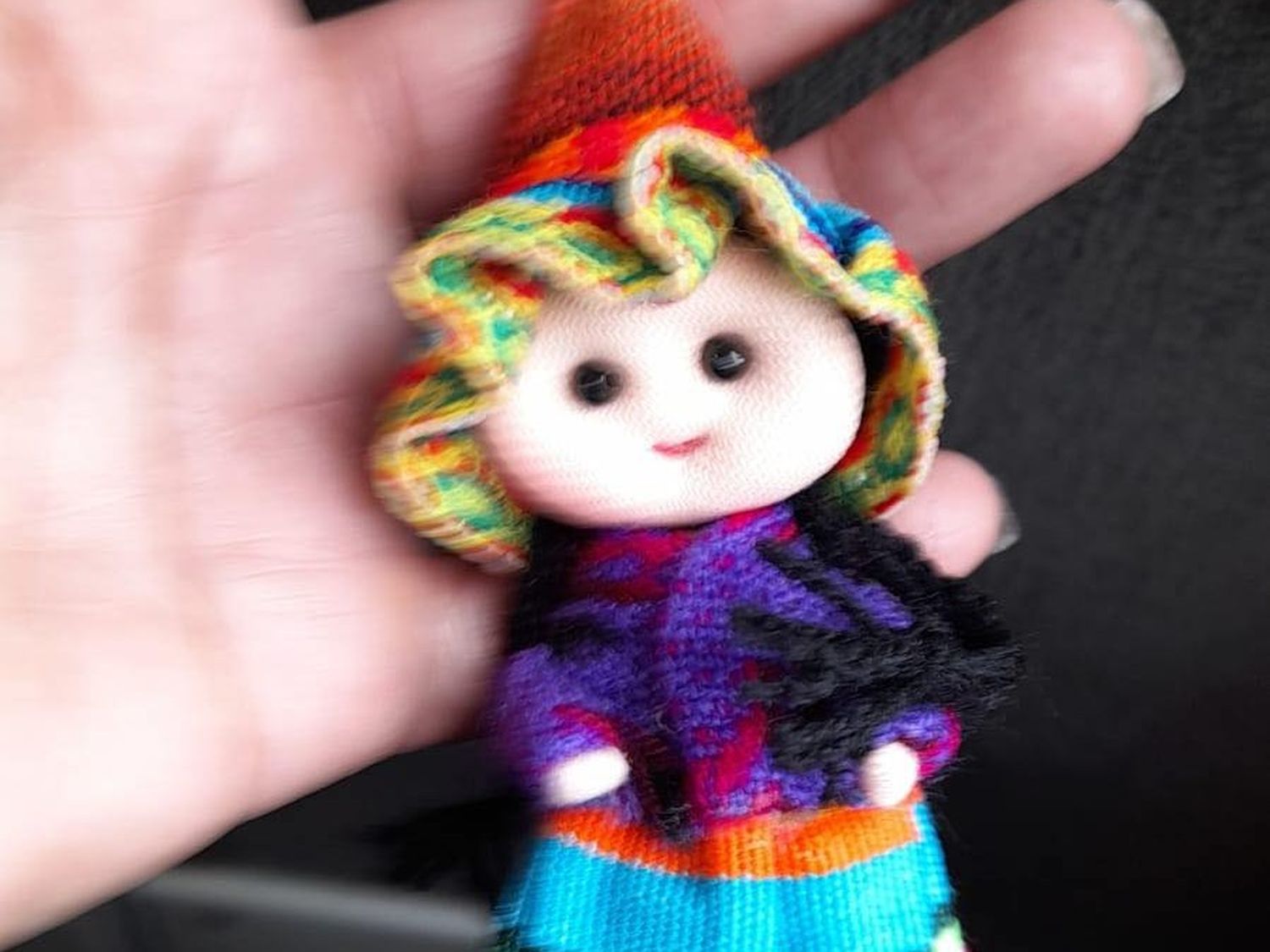 Buscan llavero con muñequita de tela