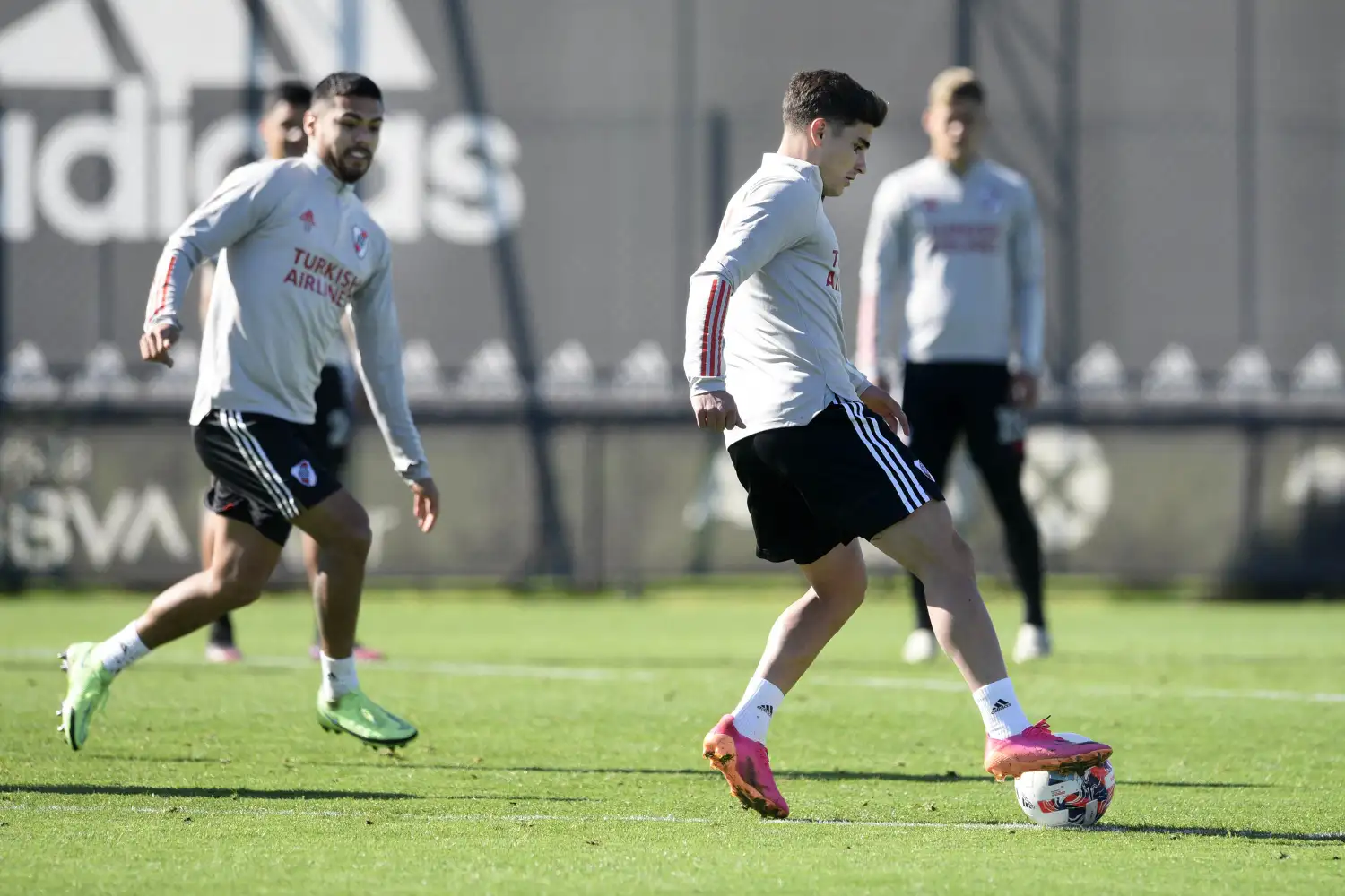 Julián Álvarez, con el balón, en la práctica de ayer.
