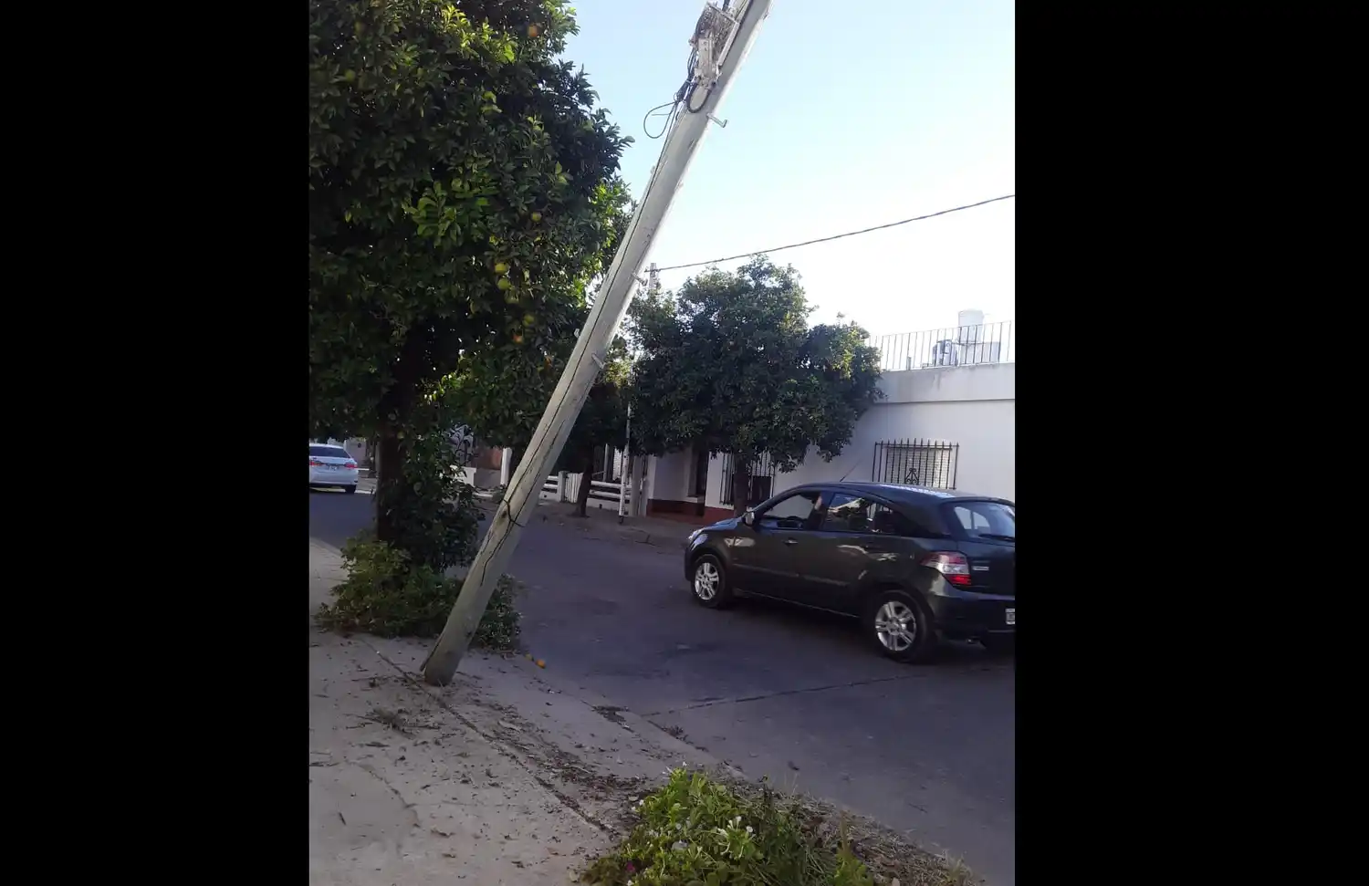 Reclamo: auto chocó un poste el domingo y sigue así, a punto de caer
