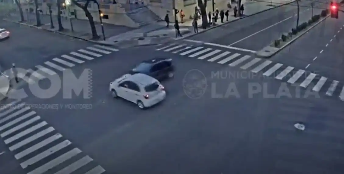 El siniestro ocurrió en la intersección de la avenida 7 y 49, a pocos metros del Museo de Arte Contemporáneo Latinoamericano, y dejó varias personas heridas.