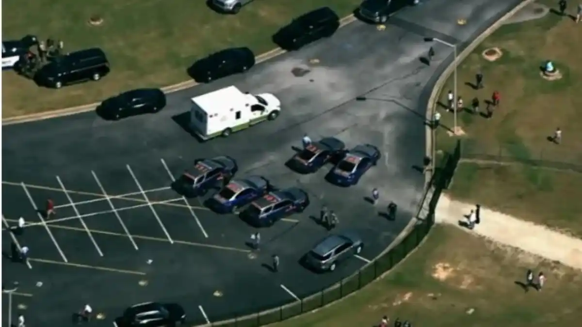 Tiroteo en una secundaria de EE.UU. dejó al menos cuatro muertos y unos 30 heridos, presunto autor fue capturado