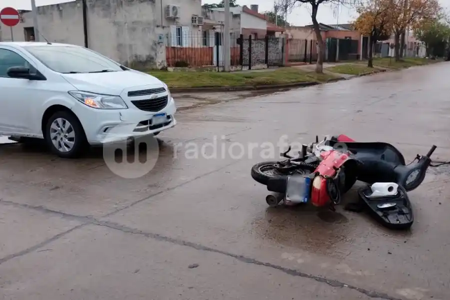 Día lluvioso y accidentado: un automóvil impactó de lleno contra una motocicleta