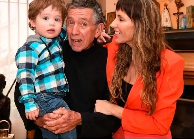 Estefanía Pasquini junto a su hijo y a su papá
