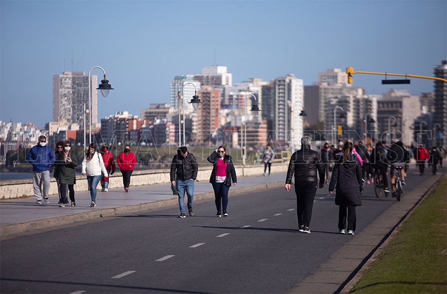 Caminando por el lado soleado de la calle: la costa se volvió peatonal