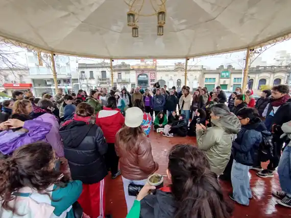 A pesar de la lluvia, la Asamblea Transfeminista se concentró por el triple femicidio de Varela