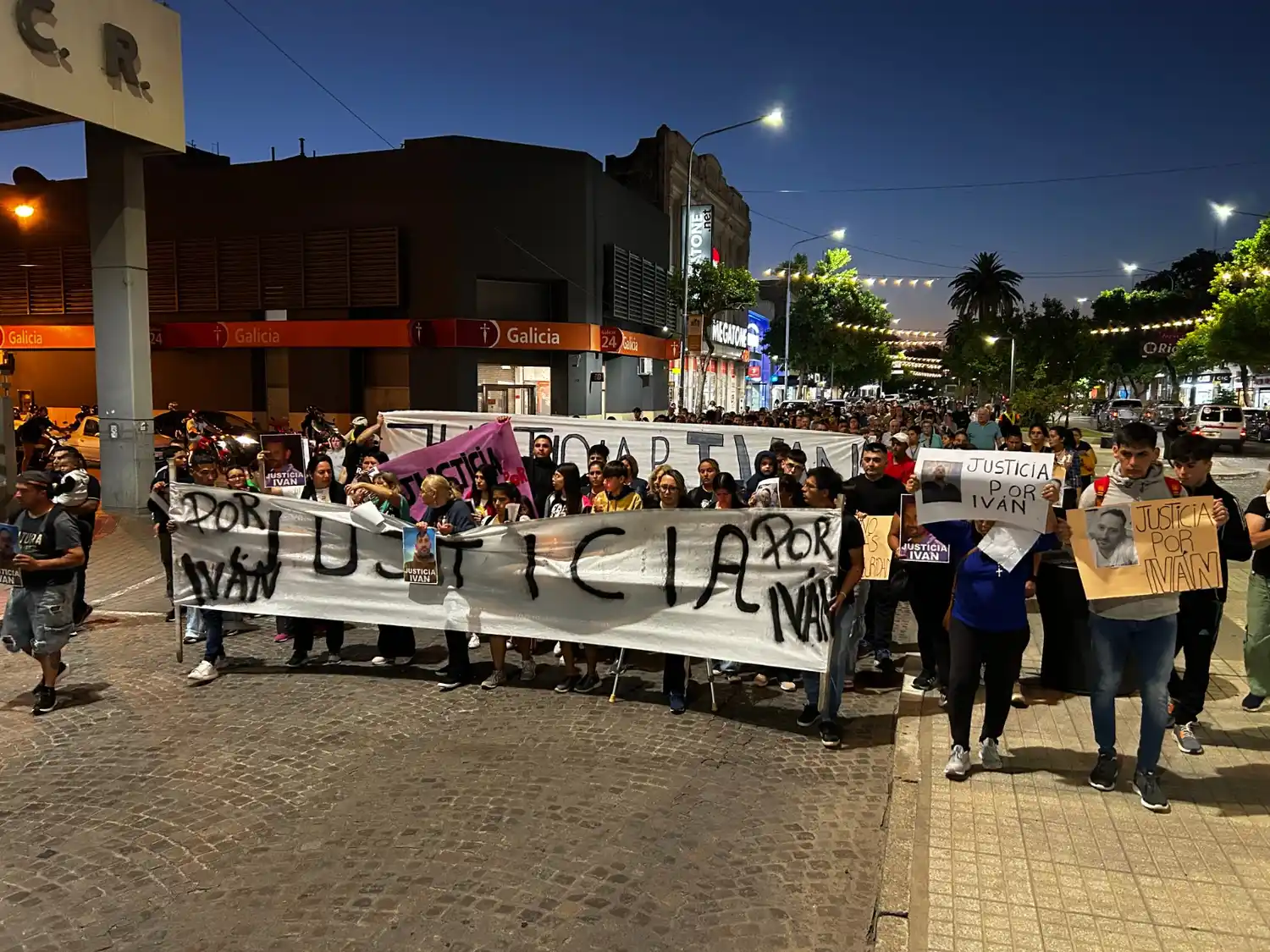 Movilización pidiendo Justicia por Iván, a la que se sumó el reclamo de justicia por Melani | Crédito: Radio Rafaela