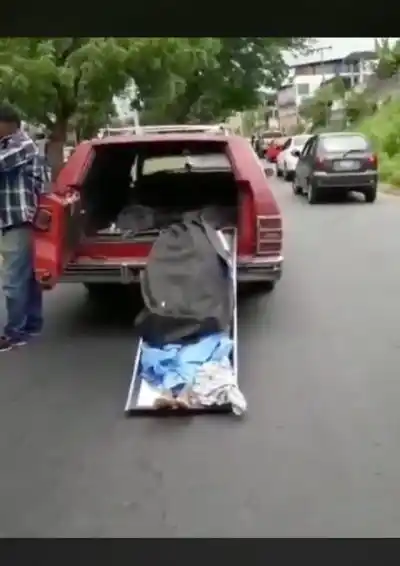 Hombre fue detenido por sacar un cadáver frente a una estación de gasolina