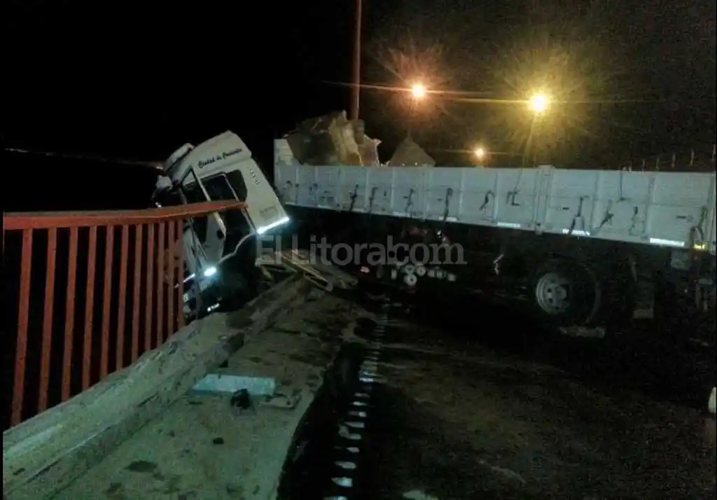 Un camión quedó colgado del puente Zárate Brazo Largo