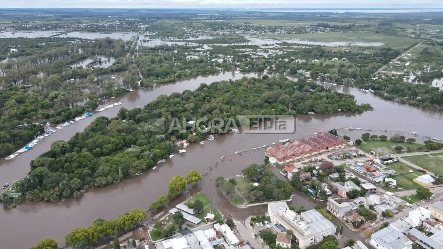 Mientras el río sigue creciendo, las autoridades sanitarias no descartan un próximo rebrote del dengue