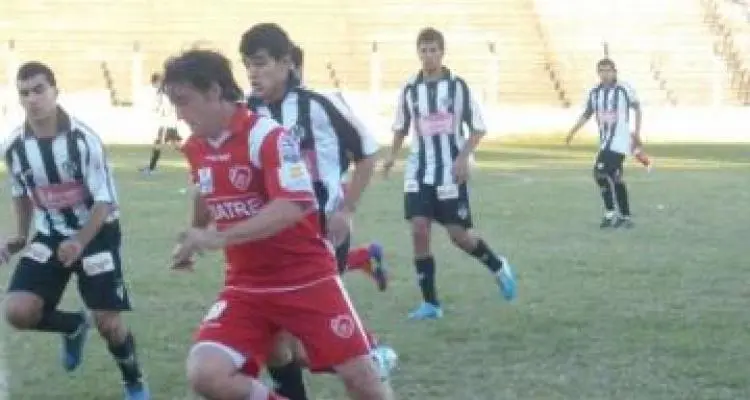 Cayó Mitre y comparte la punta