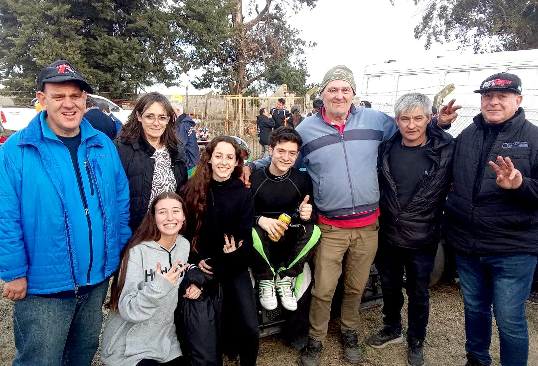 Alegría enorme. Alejandro Pájaro Cabrera junto a su familia y colaboradores luego de la estupenda carrera en Mar y Sierras B