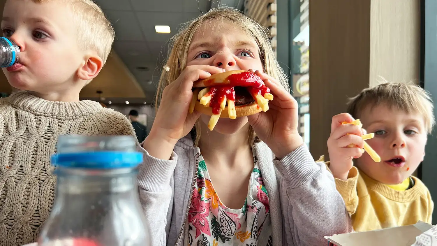 niños comiendo ultraprocesados