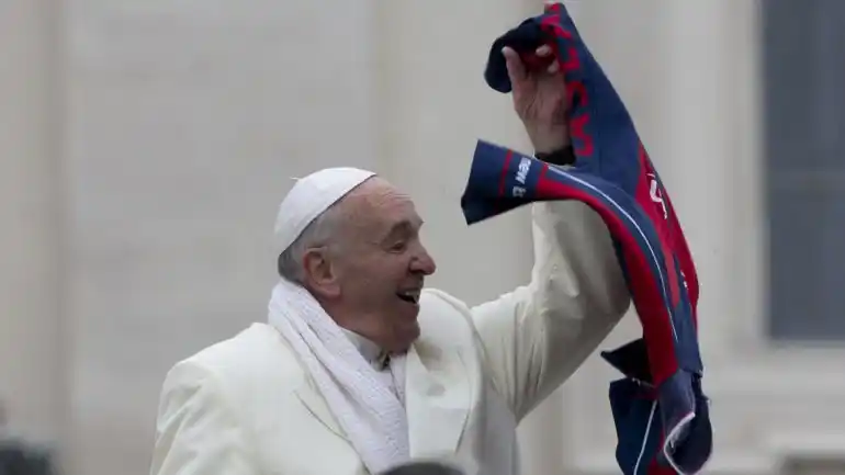 Las estrellas del fútbol juegan un partido por la Paz
