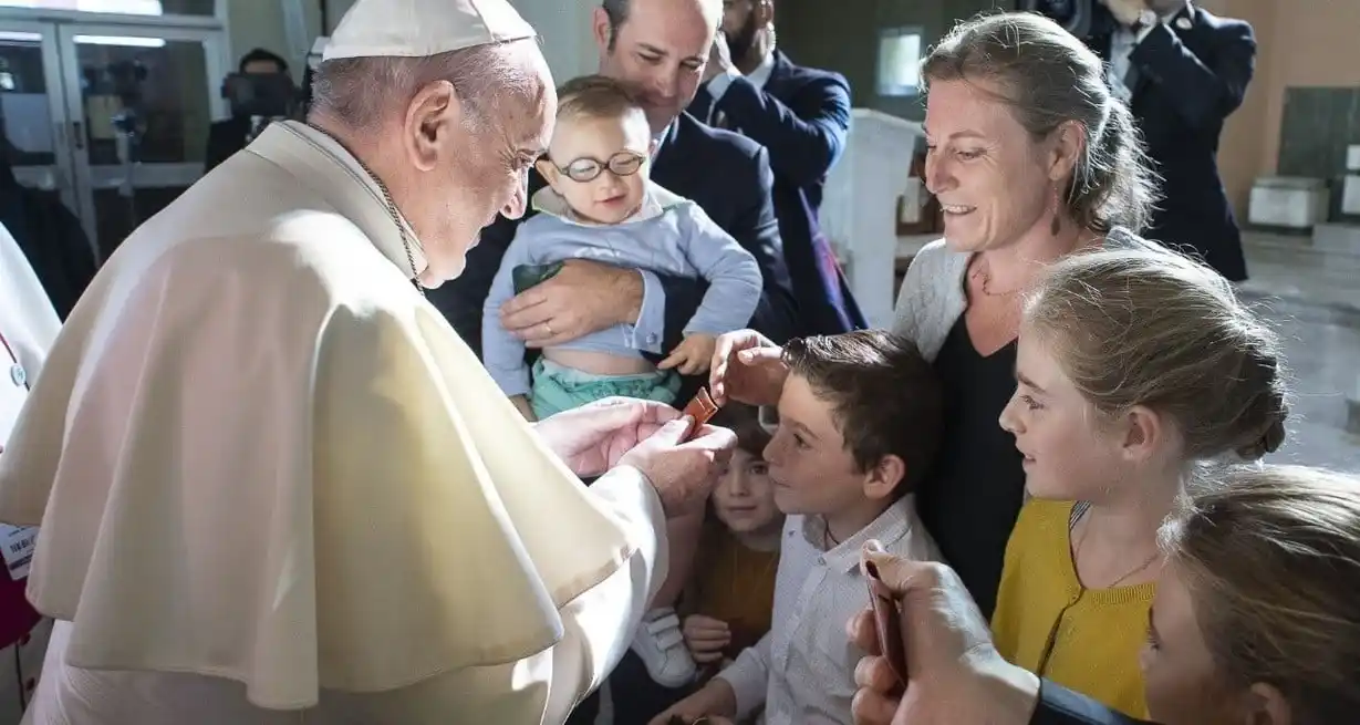 Ofreció también su aliento y estímulo, como ayuda a las familias en su entrega y en sus dificultades.