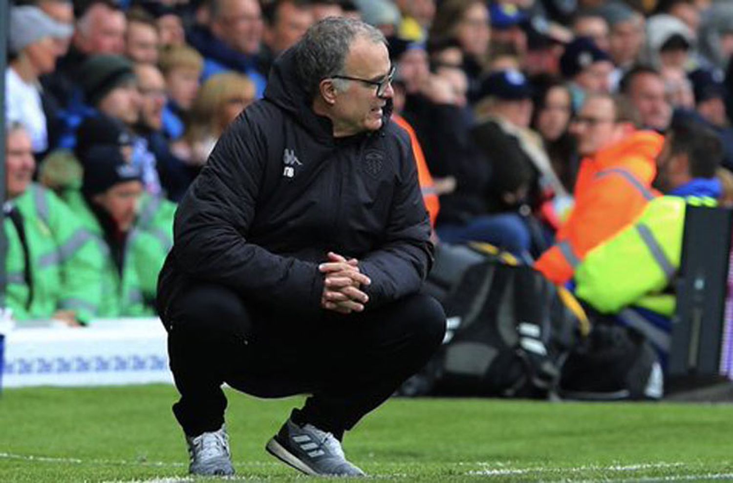 Fiel a la cuarentena: un fanático del Leeds se sacó una foto con Bielsa y respetó la distancia social