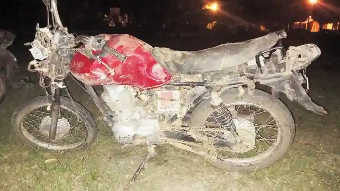 Siniestro vial entre un auto y una moto dejó como saldo un fallecido