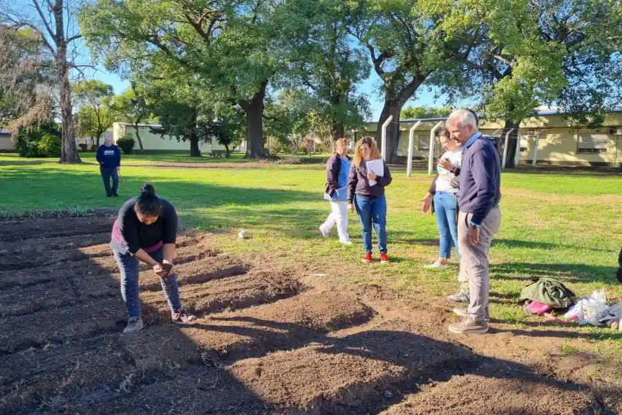 "Con los pies en la tierra": una nueva experiencia de huerta y compost para la tercera edad