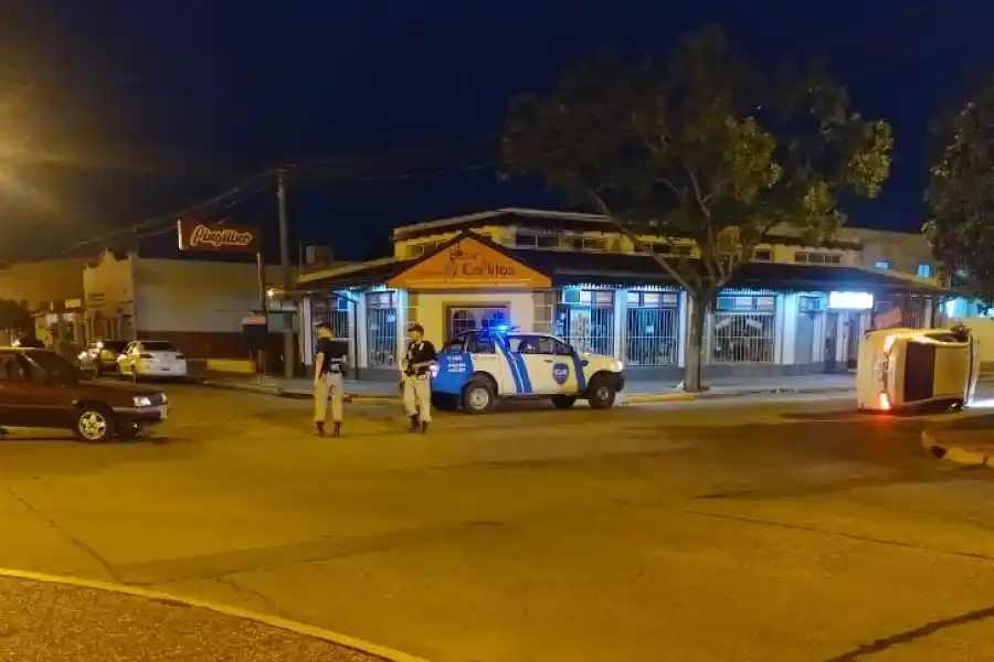 Accidente en Barrio Villa Rosas terminó con un auto volcado: se negó a realizarse la espirometría