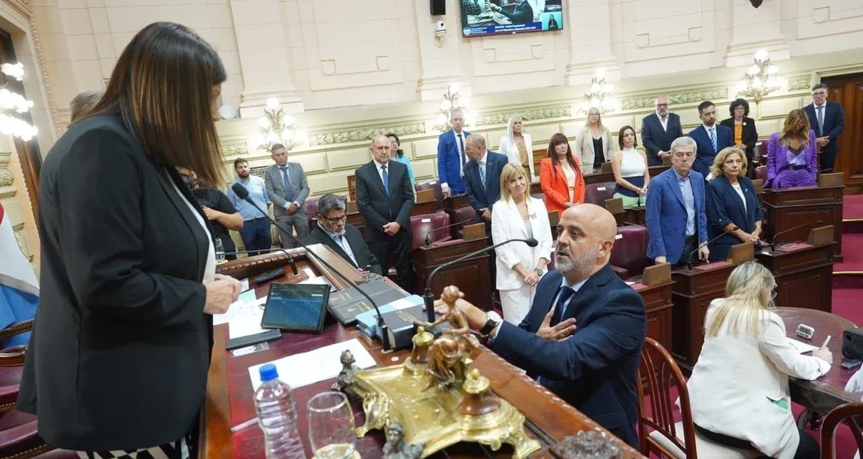 Finalmente, la presidenta de la Cámara de Diputados de Santa Fe, Clara García, tomó juramente el miércoles a Fabián Palo Oliver quien ocupará la banca Nº 50.