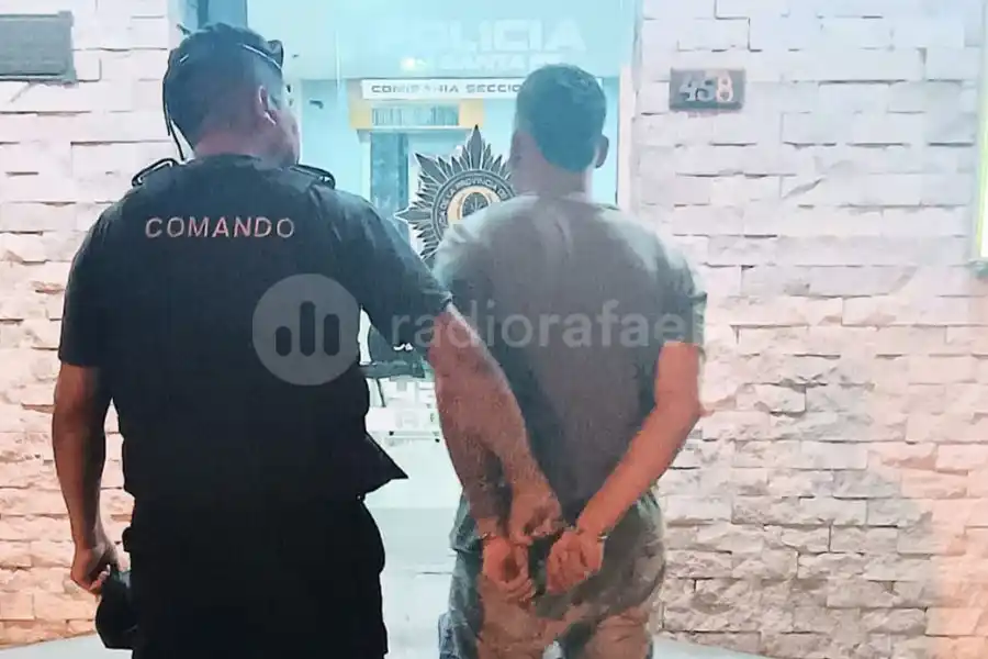 Llevaba una moto a la par, la tiró y escapó cuando vio a la policía