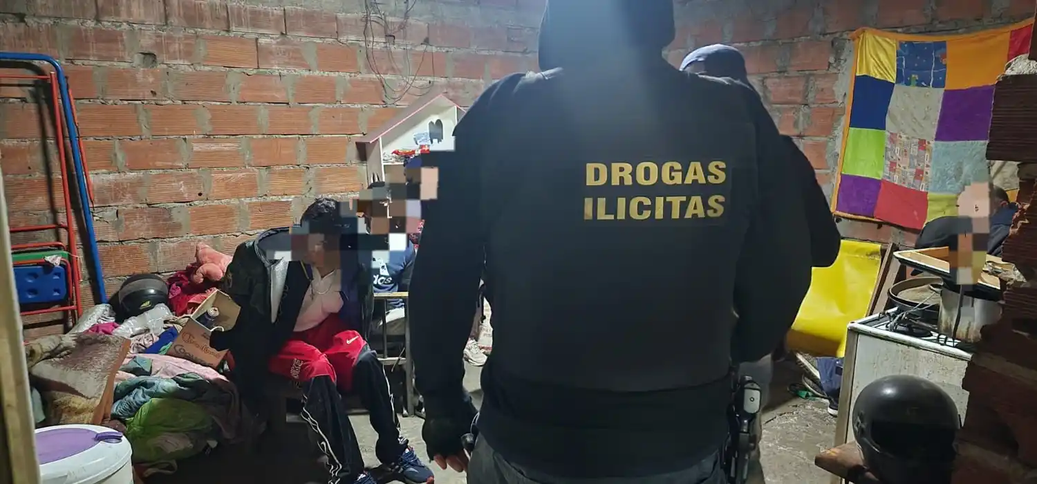 Un hombre de 30 años de edad y una mujer de 35 años fueron detenidos.