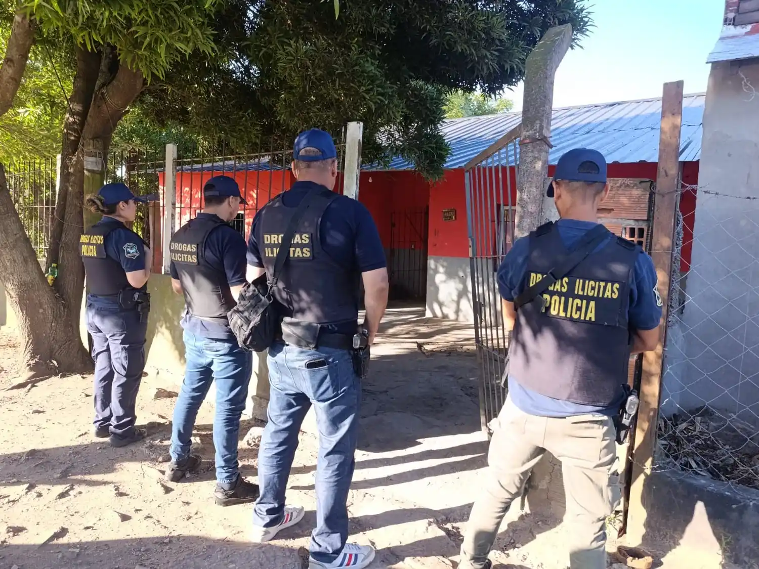 Fueron aprehendidos dos jóvenes de entre 20 y 24 años, y un menor de 17 años.