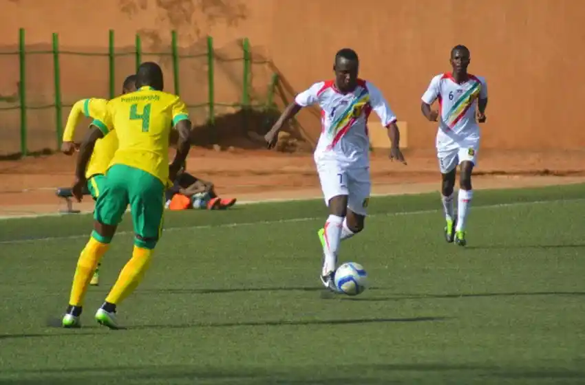 Un árbitro se defendió con el banderín del córner