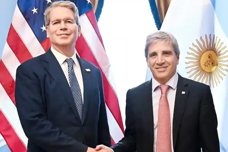 Caputo defendió el valor del dólar y anticipó ajustes económicos después de las elecciones