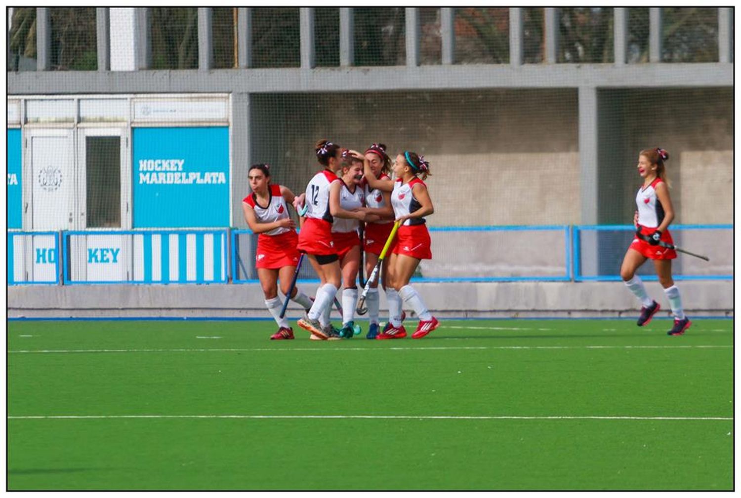 Tatiana Calvo en medio del grupo de jugadoras recibiendo las felicitaciones después de su gol. (Foto: Diego Landi)
