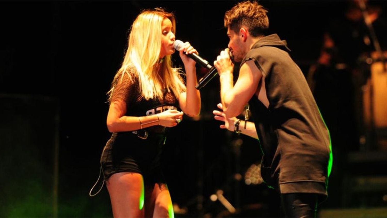 Emi Mernes debutó como cantante de Rombai