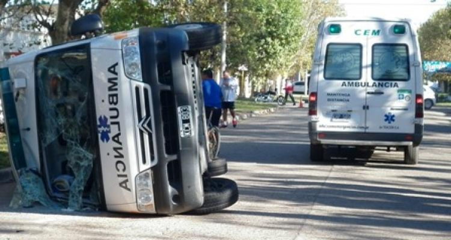 Volcó ambulancia tras chocar con un auto