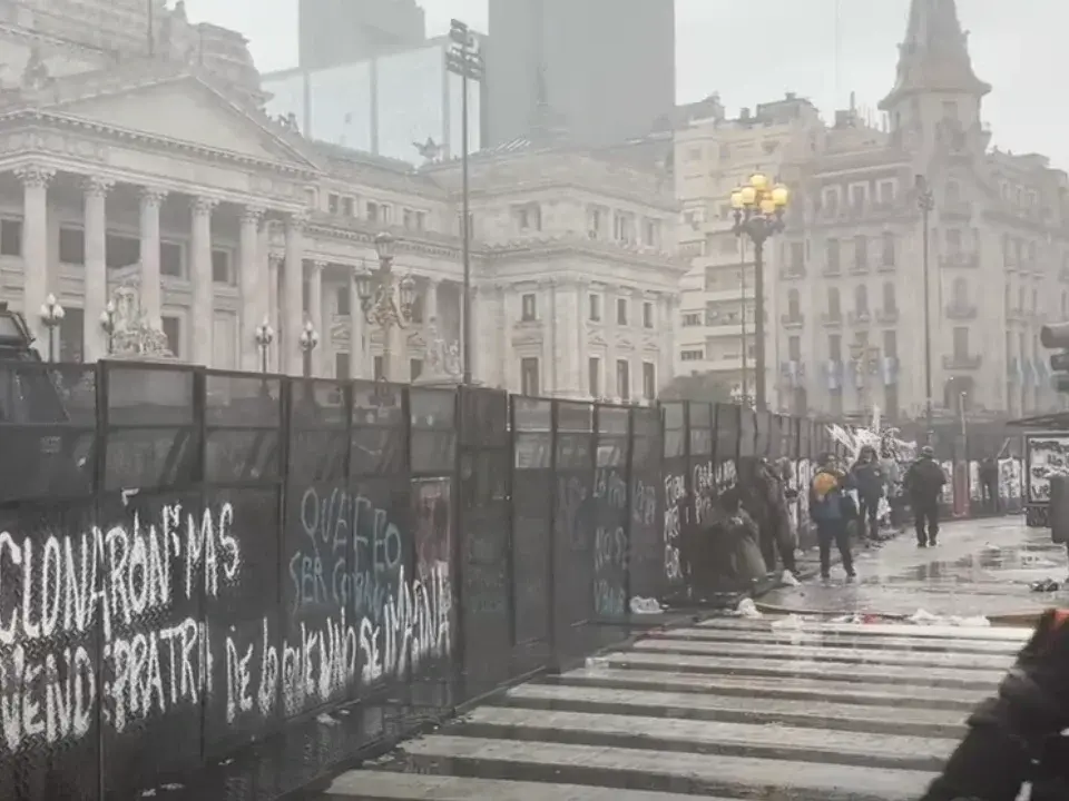Diez detenidos y múltiples heridos tras los incidentes frente al Congreso durante la protesta contra la Ley de Propiedad Privada
