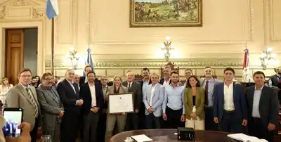 En la última sesión como vice, Scaglia recibió elogios de los senadores santafesinos